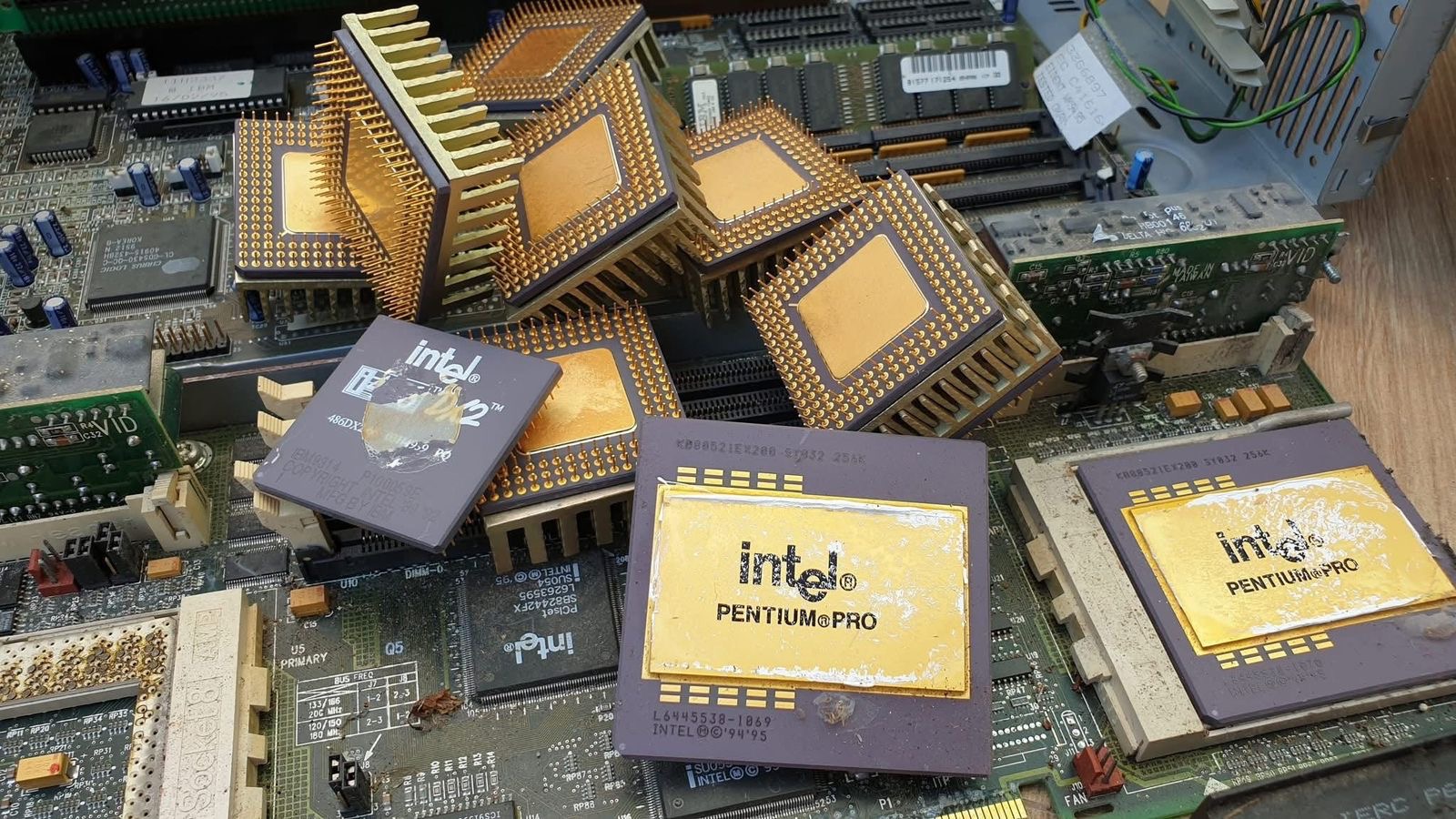 Intel Pentium Pro & 486DX Ceramic CPU Scrap — Gold Cap
