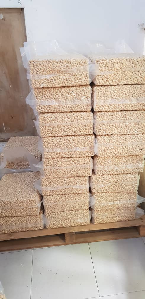 Cashew Kernels W320 — Vacuum Packed Stacks