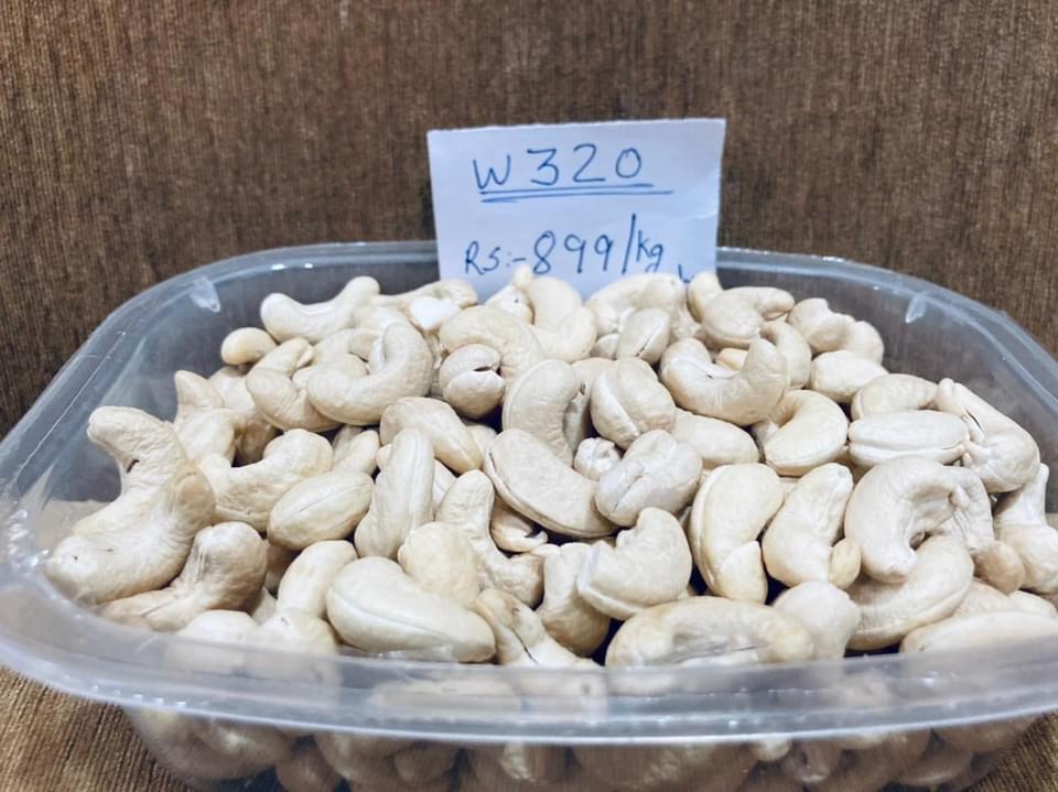 Cashew Kernels W320 — Retail Tray Sample